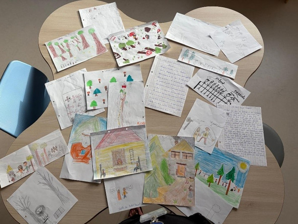 Productions d'élèves composées de textes et de dessins réalisés dans le cadre des activités du volet « Textes et images » du projet EGEE